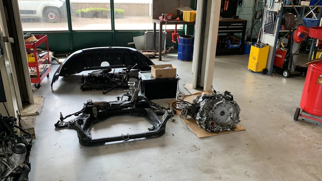 Monteur controleert voertuig in de professionele werkplaats van MTechniek Alkmaar.