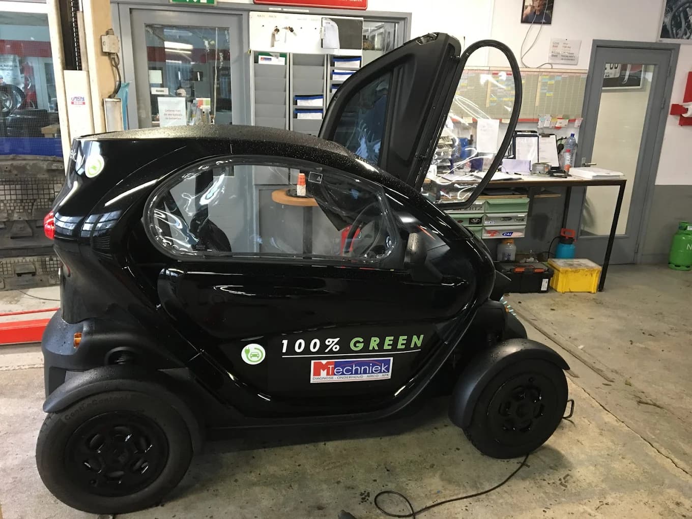 Auto wordt gereed gemaakt voor APK-keuring of groot onderhoud bij MTechniek Alkmaar.