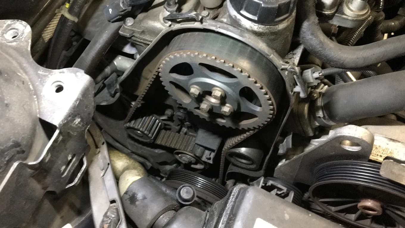 Monteur van MTechniek werkt aan een voertuig in de goed uitgeruste garage in Alkmaar.