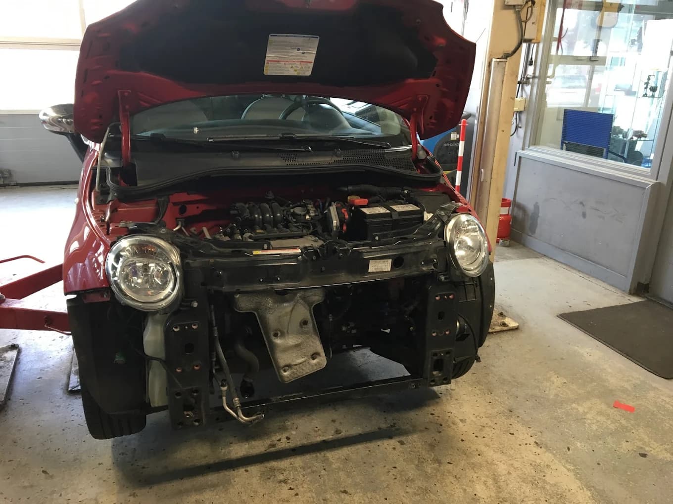 Overzicht van de ruime en moderne werkplaats van autogarage MTechniek in Alkmaar.