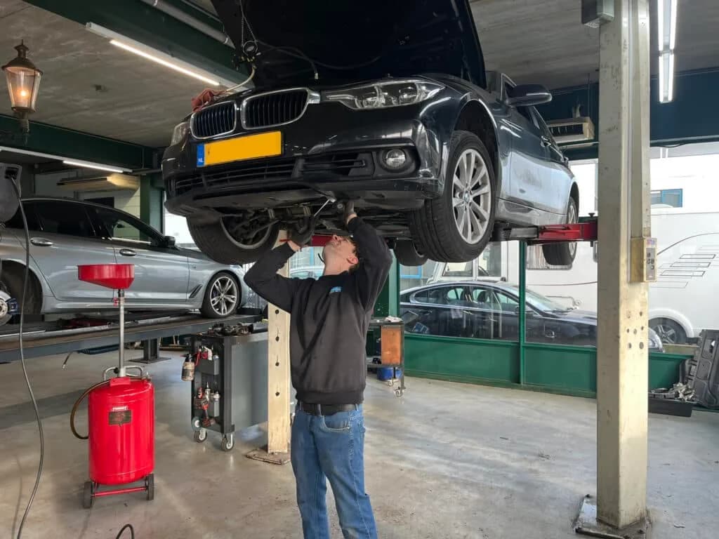 Monteur controleert verlichting van een auto bij MTechniek Alkmaar ter voorbereiding op de APK-keuring