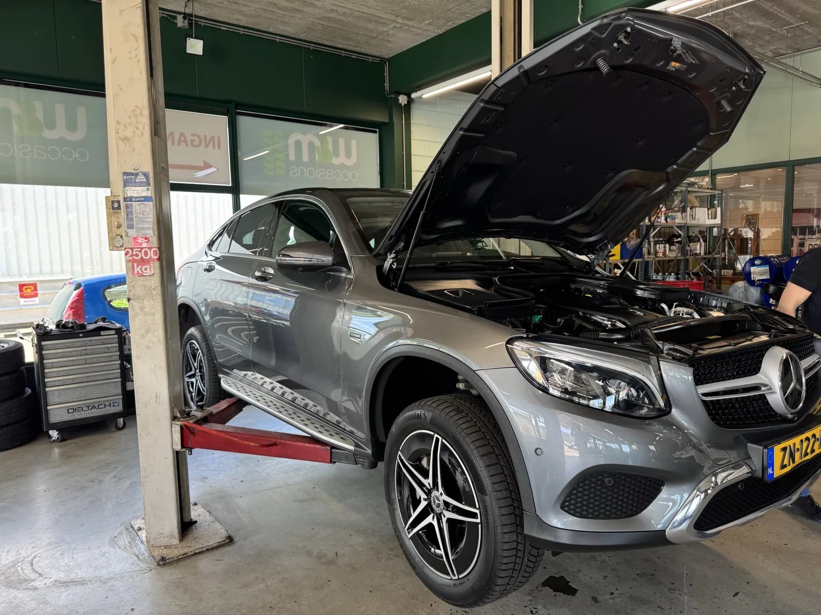 Mercedes GLC Coupé op de hefbrug met motorkap open in de werkplaats van MTechniek Alkmaar