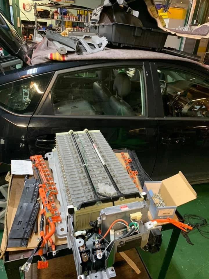 Hybride accupakket op de werkbank bij MTechniek — Toyota hybride accu reparatie en revisie in Alkmaar.