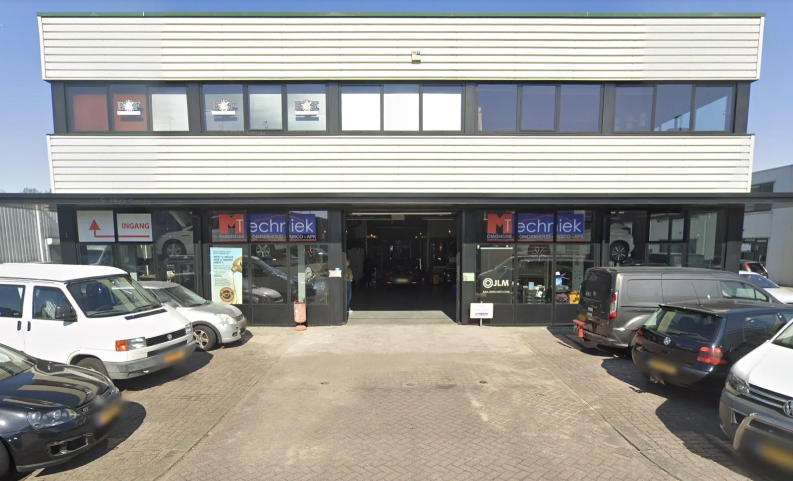MTechniek Alkmaar — bedrijfspand aan de Hamsterkoog Beverkoog Voorkant bedrijfspand MTechniek Alkmaar met logo en openstaande werkplaatsdeuren — autogarage Beverkoog